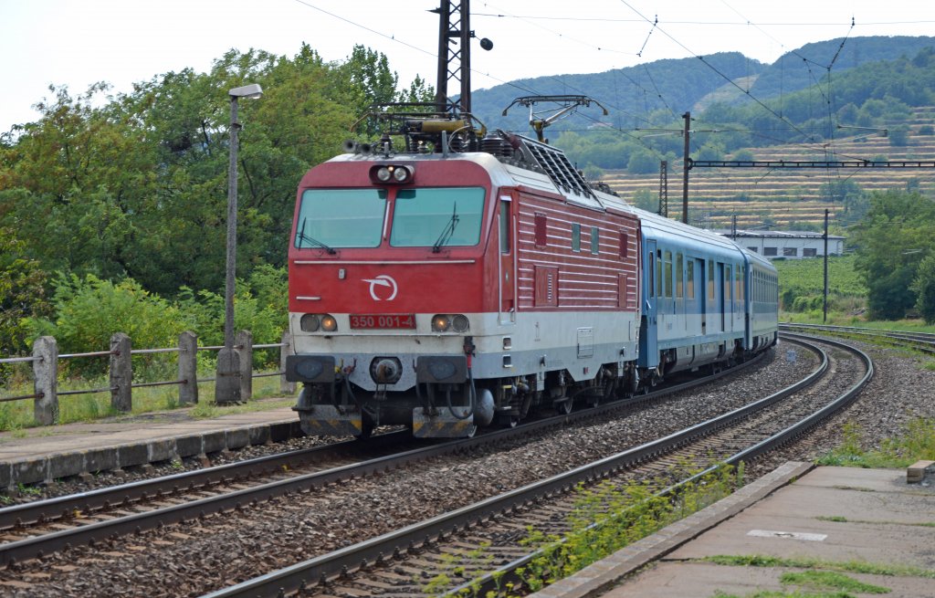 350 001-4 mit EC 171 „Hungaria“ Berlin – Budapest durchfhrt den Haltepunkt Bratislava-Vinohrady/Preburg-Weinberge; 10.08.2013