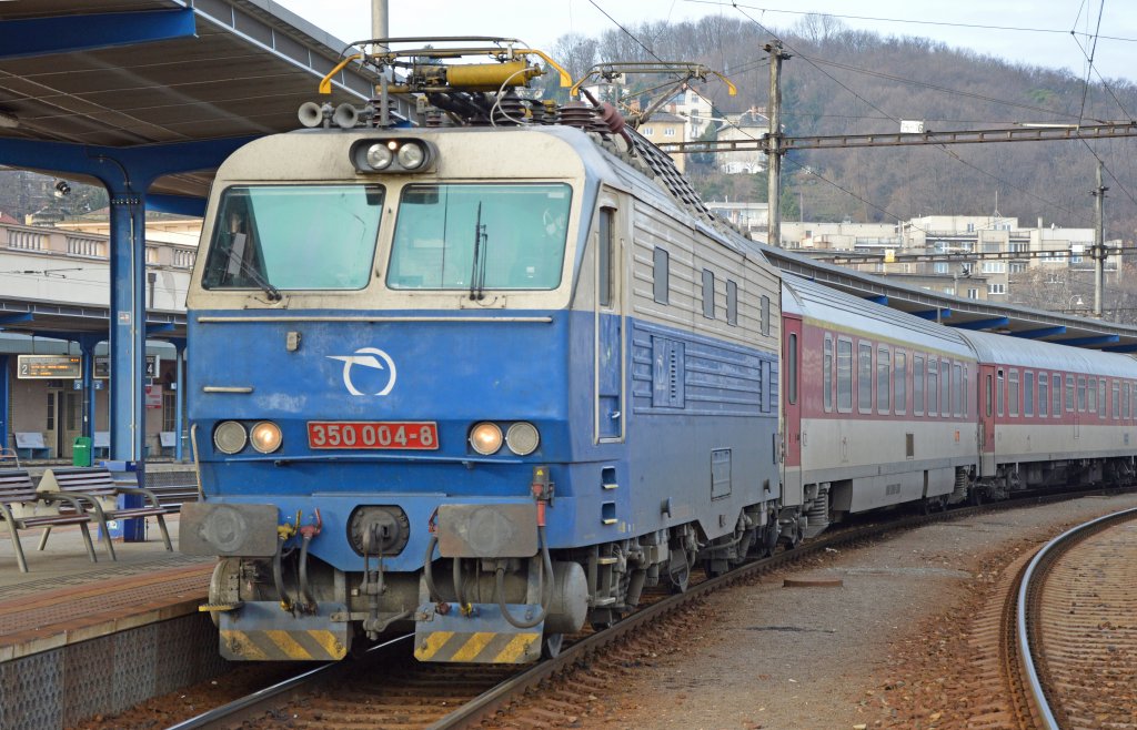 350 004-8 vor IC 505 „Tatran“ Bratislava hl. st./Preburg Hbf. (09:34) – ilina/Sillein – Poprad-Tatry/Deutschendorf – Koice/Kaschau (14:35); 01.12.2012

