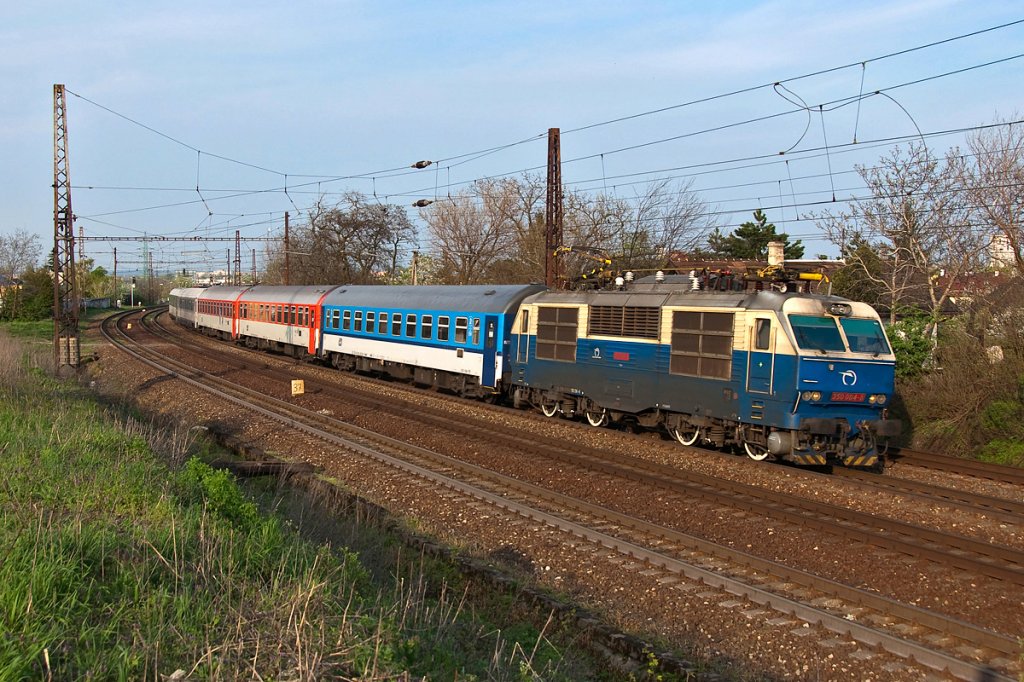 350 004 ist bei Bratislava Vinohrady mit dem EC 270  Avala  Richtung Hauptbahnhof unterwegs. Die Aufnahme entstand am Abend des 24.04.2013.