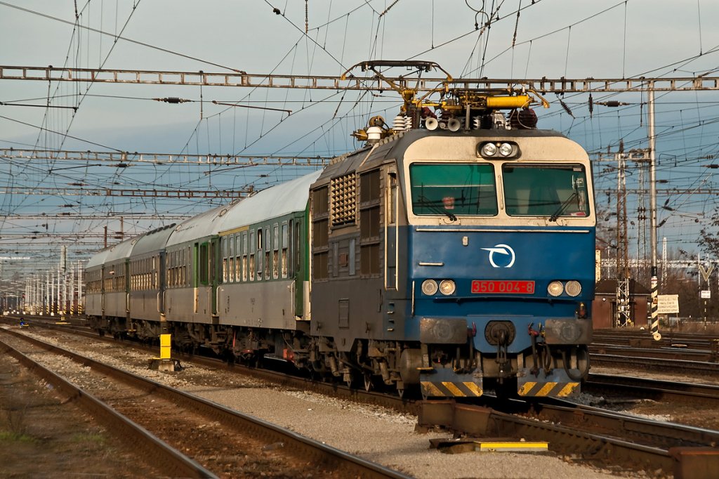 350 004 bringt den R 811 von Brno nach Breclav. Die Aufnahme entstand am 05.02.2011.
