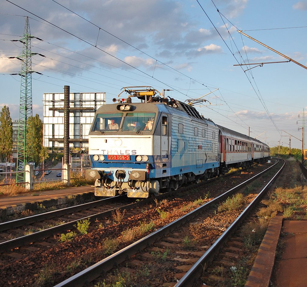 350 006-3 mit Fernzug R 608 „Spišan“ („Der Zipser“) Košice/Kaschau – Žilina/Sillein – Bratislava hl. st./Preßburg Hbf. vor Bahnhof B.-Vinohrady/P.-Weinberge; 08.09.2012