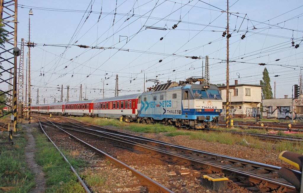 350 006-3 mit IC 504 „Tatran“ Koice/Kaschau (13:33) – ilina/Sillein – Bratislava hl. st./Preburg Hbf. (18:32) im Gleisvorfeld der Zielbahnhof; 06.08.2012