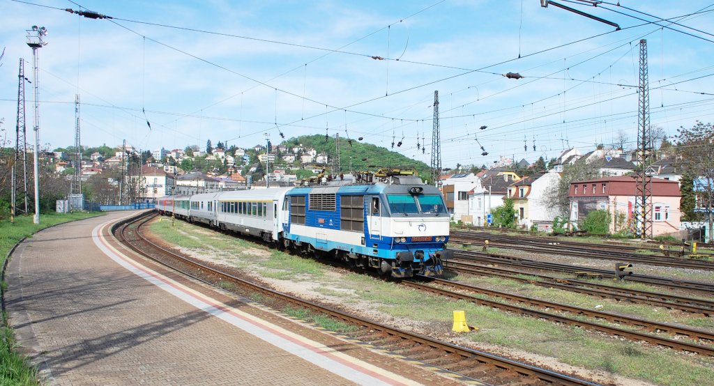 350 008-9 – EC 271 „Avala“ aus Prag fhrt nach Lokwechsel in Bratislava hl. st./Preburg mit Versptung weiter in Richtung trovo – Budapest – Beograd/Belgrad; 29.04.2012