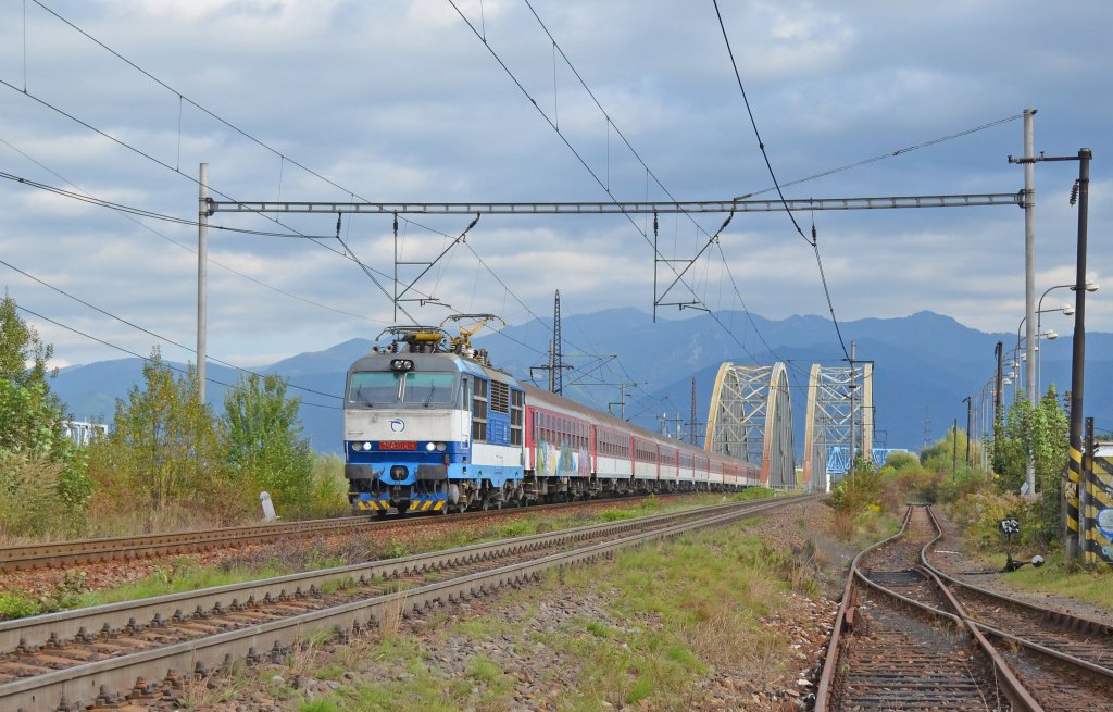 350 012-1 mit Fernzug R 608 „Spišan“ („Der Zipser“) Košice/Kaschau – Bratislava hl. st./Preßburg Hbf. vor Knotenbahnhof Žilina/Sillein; 22.09.2012