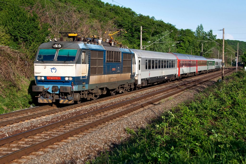 350 012 ist mit EC 270  Avala  von Belgrad nach Prag unterwegs. Die Aufnahme enstand bei Bratislava - Lamac, am 30.04.2012.