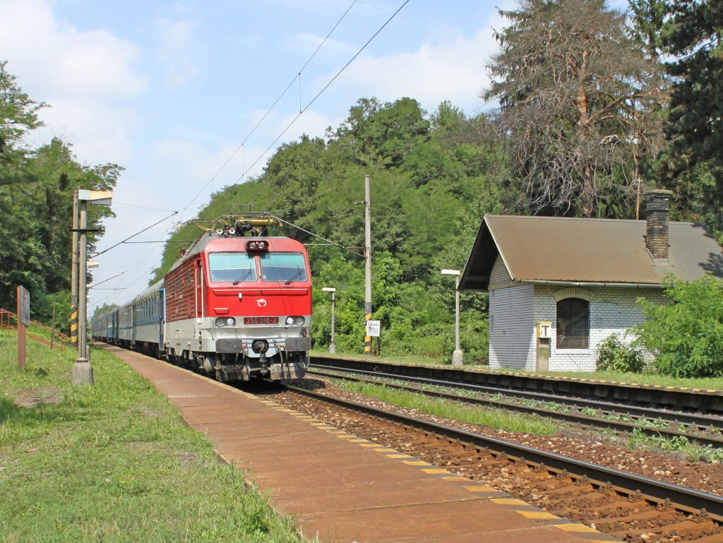 350 016-2 mit EC 273 „Jaroslav Haek“ durchfhrt Haltepunkt Bratislava-elezn studienka/Preburg-Eisenbrunnen in Richtung Bratislava hl. st./Preburg Hbf. – trovo – Budapest; 26.07.2012