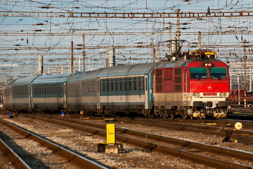 350 016 mit EC 171 EC 171 Hungaria, erreicht mit einer knappen Stunde Versptung den Bahnhof in Breclav. Die Aufnahme entstand am 05.02.2011.