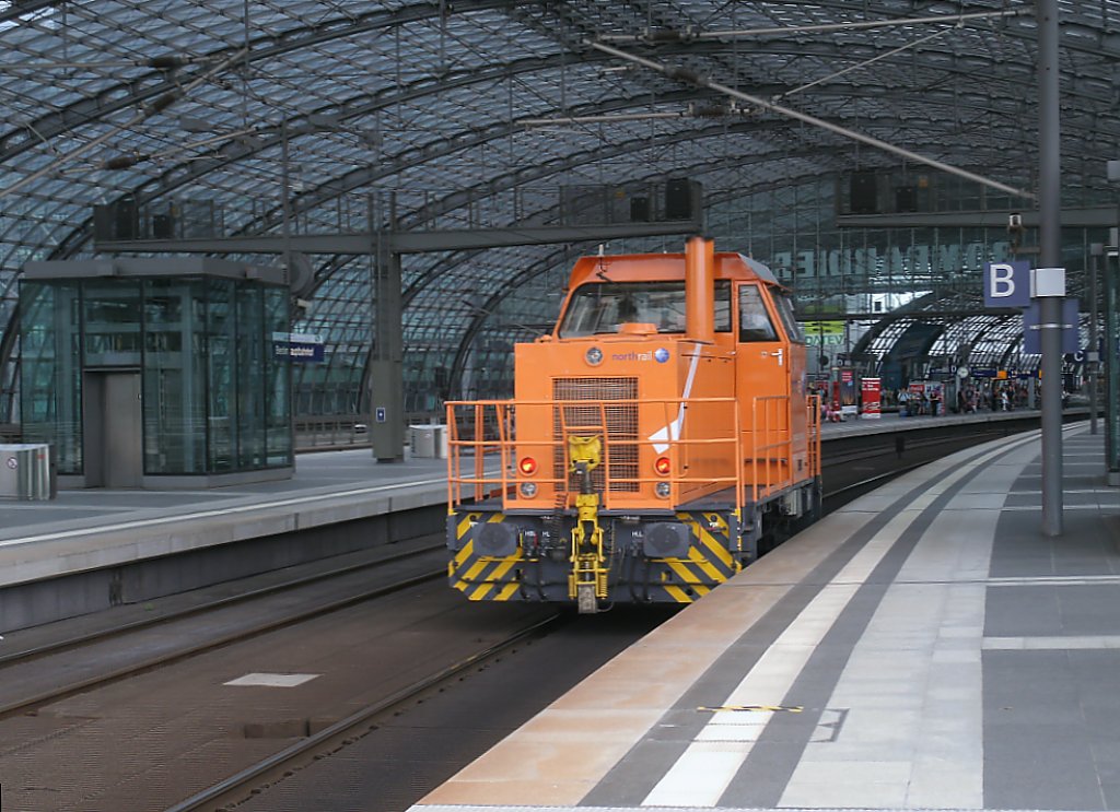 352 105 in der Bahnhofshalle vom Berliner Hbf am 12.Juni 2011.
