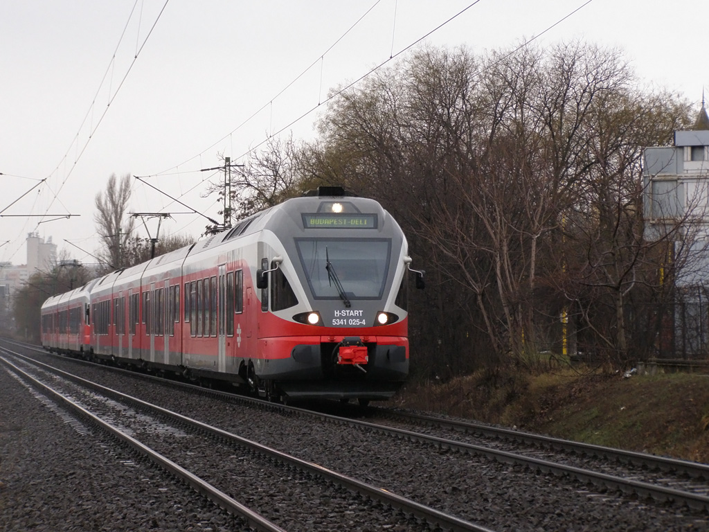 3541 025-1 zwischen Budapest-Kelenf�ld und Budapest-D�li pu. - 19.01.2012.