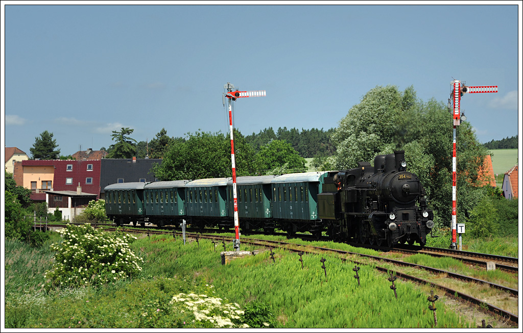 354.7152 (ex kkStB 429.1996) vom KHKD Prag bei der Ausfahrt aus Krup am 21.6.2013.