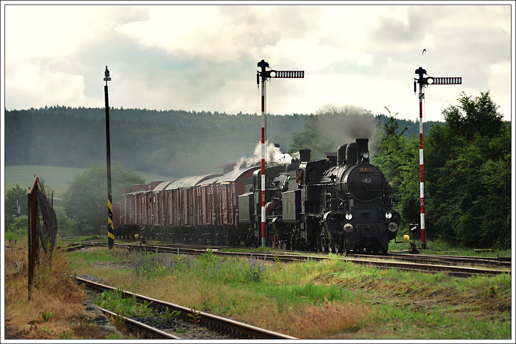 354.7152 (ex kkStB 429.1996) vom KHKD Prag vor ihrer polnischen Schwester Ol 12-7 (ex kkStB 429.195) aus Chabwka bei der Einfahrt in Krup am 21.6.2013 anlsslich des k&k Dampfloktreffens im Eisenbahnmuseum Lun u Rakovnka (CZ).