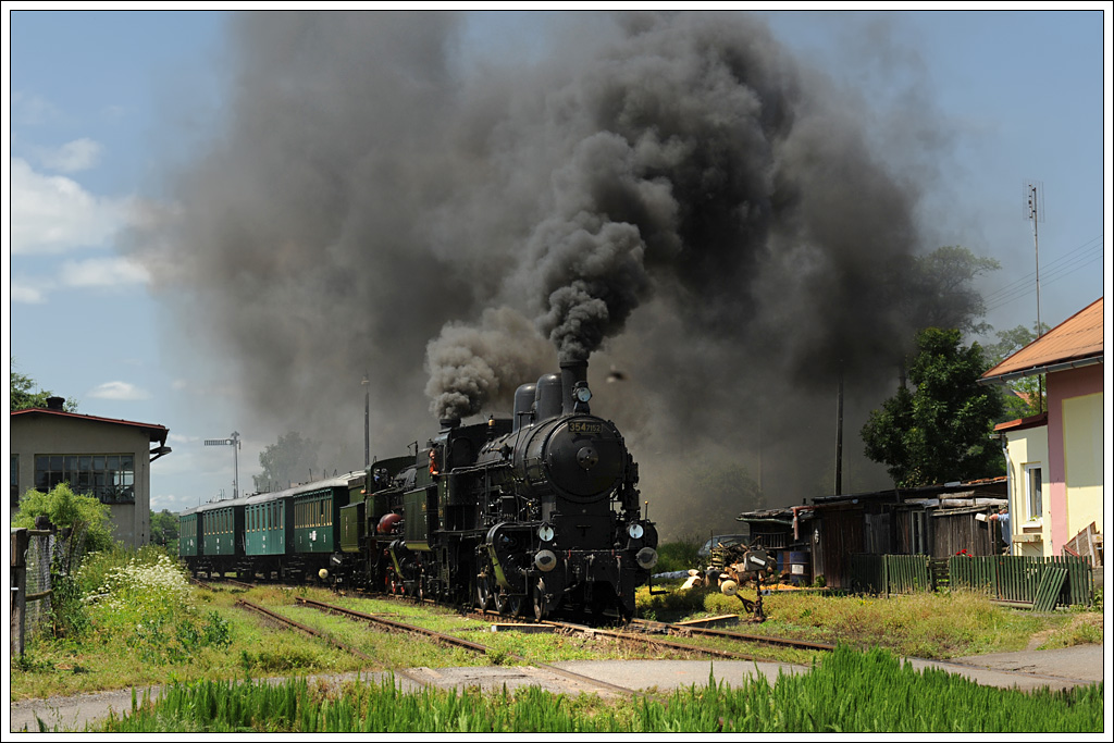 354.7152 (ex kkStB 429.1996) vor ihrer polnischen Schwester Ol 12-7 (ex kkStB 429.195) aus Chabwka bei der Ausfahrt aus Krup Richtung Lun u Rakovnka am 21.6.13.

