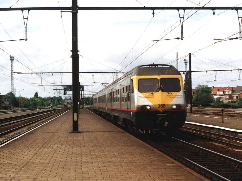 355 mir IR 3411 Antwerpen Berchem-Turnhout auf Bahnhof Liers am 17-5-2001. Bild und scan: Date Jan de Vries.