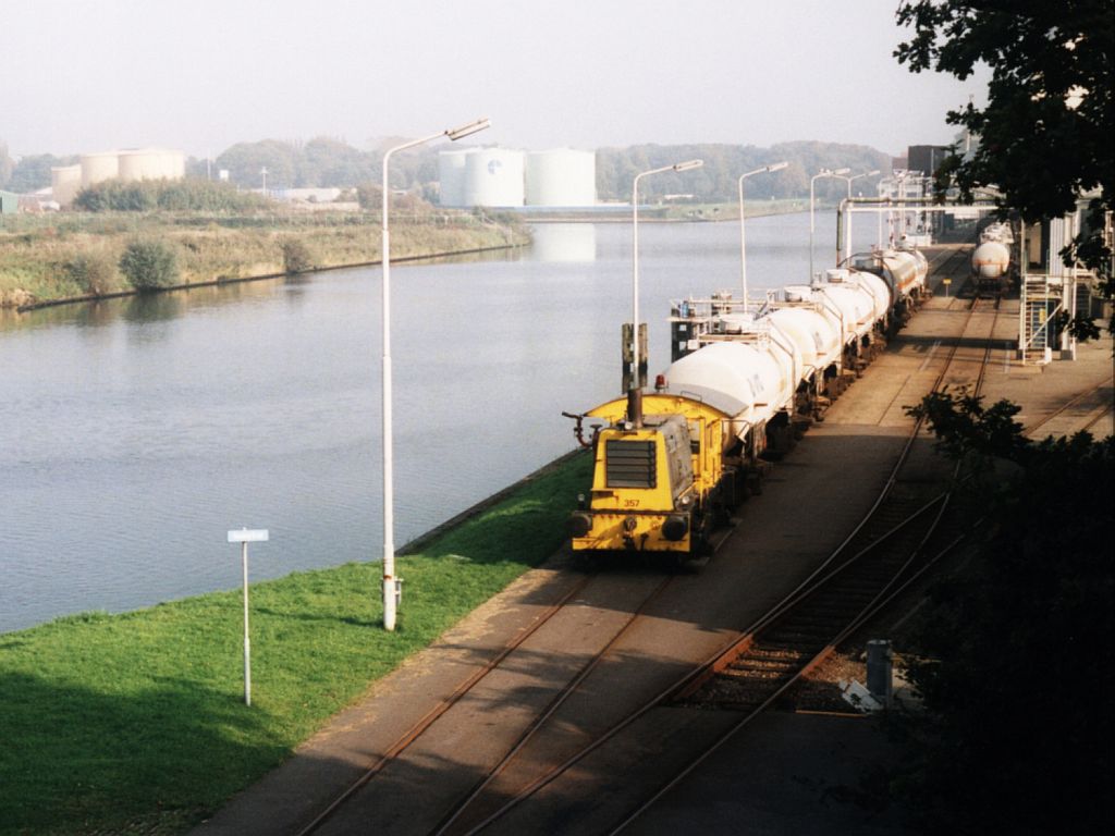 357 mit einem Chlorzug bei der Chloranlage von AKZO in Hengelo am 24-5-2001. Bild und scan: Date Jan de Vries.