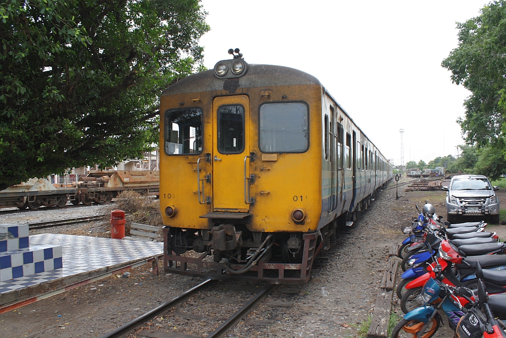 กซข.1011 (กซข. = BPD/Bogie Power Diesel Railcar With Driving Cab, Hitachi, Bauj. 1967) am 15.Juni 2011 auf dem Weg vom Depot zum Bahnhof Nakhon Ratchasima. 


