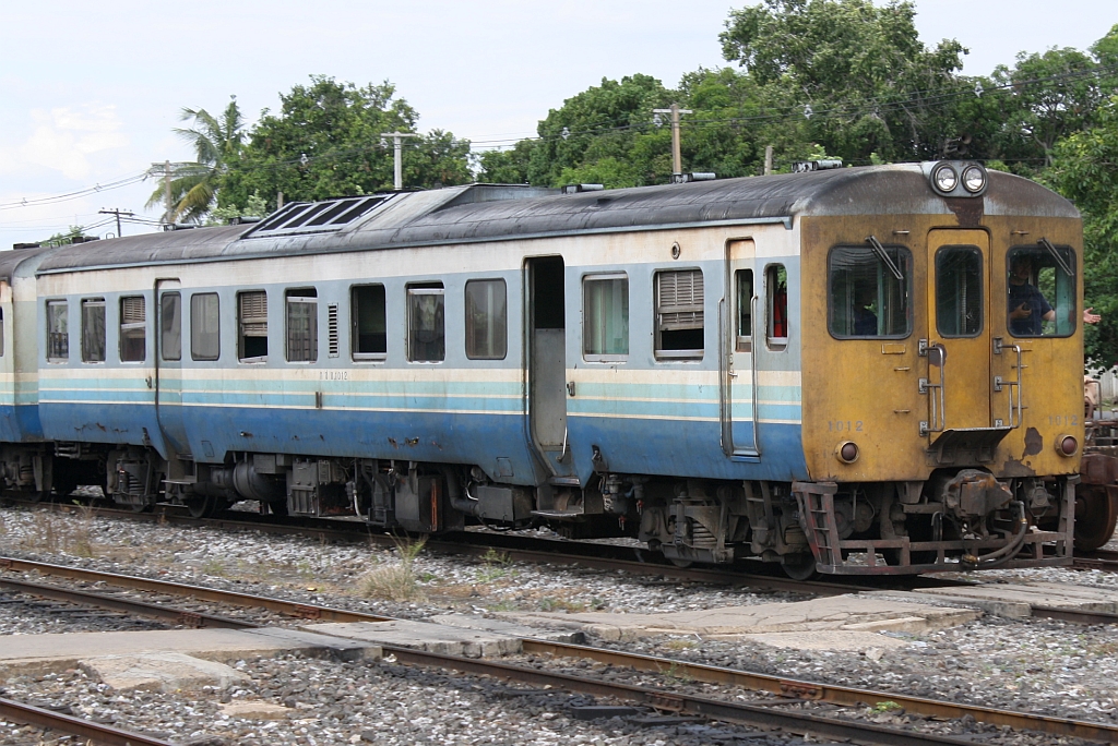 กซข.1012 (กซข. = BPD/Bogie Power Diesel Railcar With Driving Cab, Hitachi, Bauj. 1967) am 13.Juni 2011 auf dem Weg vom Bahnhof ins Depot Nakhon Ratchasima.

