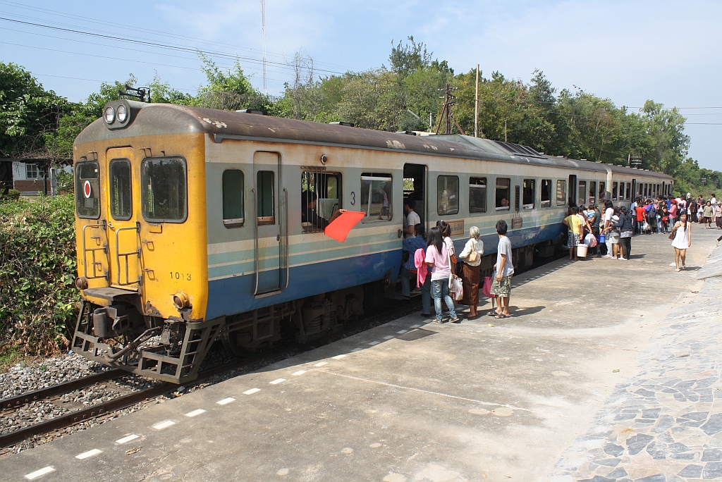 กซข.1013  (กซข. = BPD/Bogie Power Diesel Railcar With Driving Cab, Hitachi, Bauj. 1967) mit dem พซข.48 (พซข. = BTD/Bogie Trailer Diesel Railcar With Driving Cab, Hitachi/Nippon Sharyo, Bauj. 1971) voraus als ORD 439 (Kaeng Khoi Jn. - Bua Yai Jn.) am 05.Dezember 2010 im Bf. Pa Sak Jolasid Dam.
