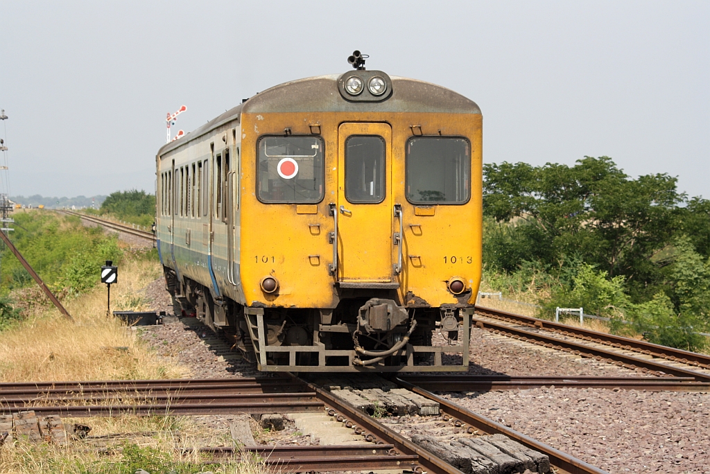 กซข.1013 (กซข. = BPD/Bogie Power Diesel Railcar With Driving Cab, Hitachi, Bauj. 1967) verlsst als ORD 439 (Kaeng Khoi Jn. - Bua Yai Jn.) am 05.Dezember 2010 den Bf. Khok Salung.
