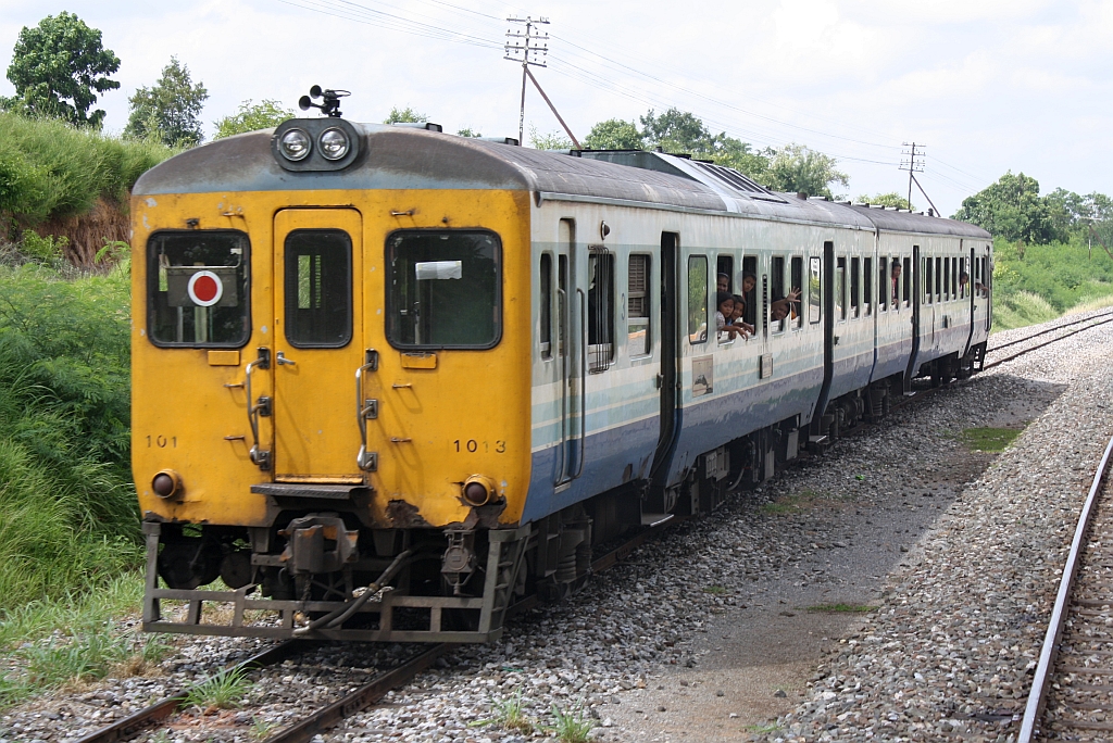 กซข.1013 (กซข. = BPD/Bogie Power Diesel Railcar With Driving Cab, Hitachi, Bauj. 1967) als ORD 439 wartet am 18.Juni 2011 im Bf. Huai Yai Chiu die Kreuzung mit dem ORD 434 ab.