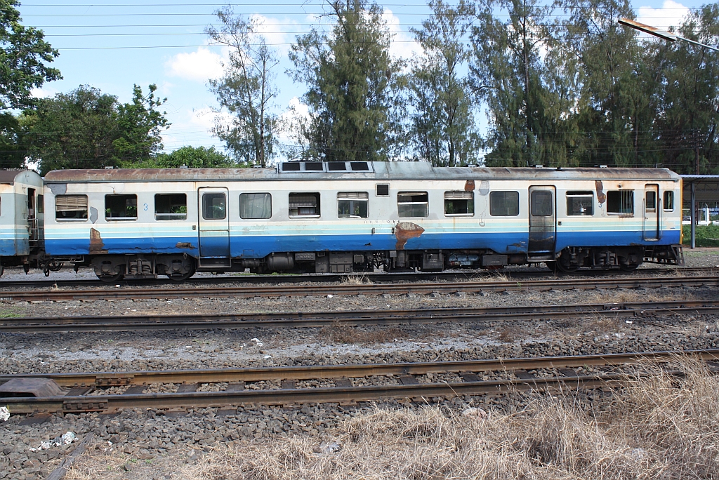 กซข.1016 (กซข. = BPD/Bogie Power Diesel Railcar With Driving Cab, Hitachi, Bauj. 1967) whrend der Wendepause auf den ORD 422 am 15.Juni 2011 auf Gleis 2 im Bf. Ubon Ratchathani.

