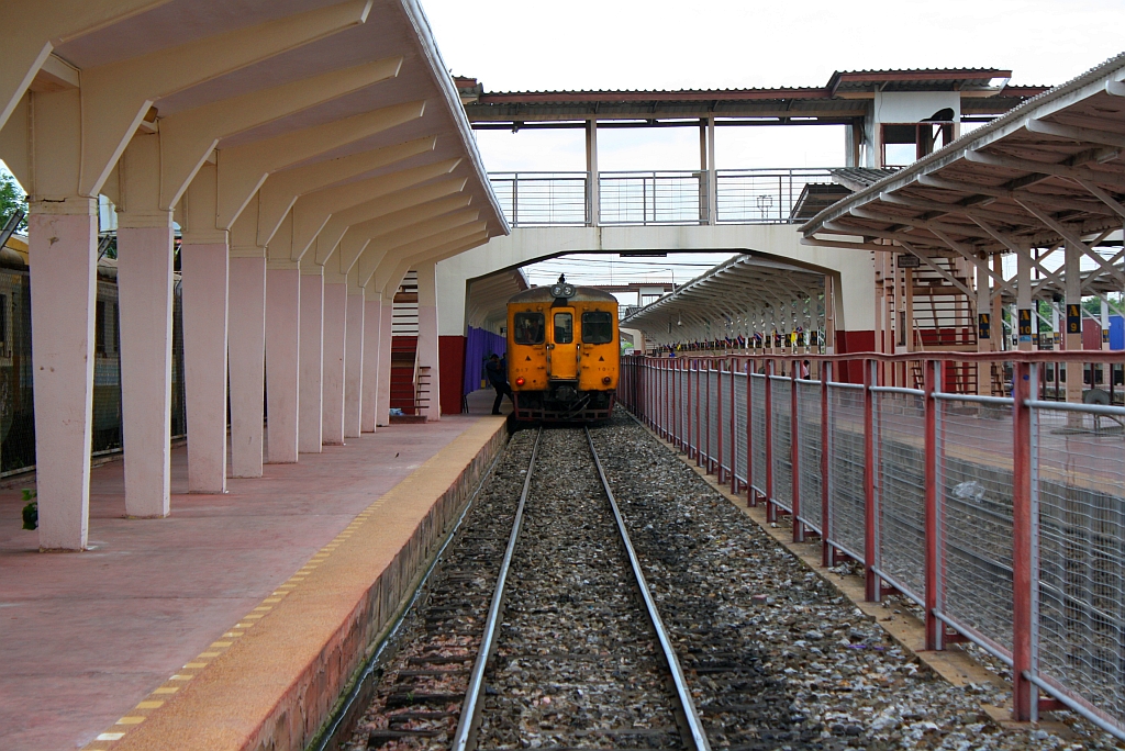 กซข.1017 (กซข. = BPD/Bogie Power Diesel Railcar With Driving Cab, Hitachi, Bauj. 1967) als erster Wagen des ORD 432 (Khon Kaen - Kaeng Khoi Junction) auf Gleis 1 im Bf.Nakhon Ratchasima, aufgenommen am 13.Juni 2011 vom bergang am westlichem Bahnsteigende.