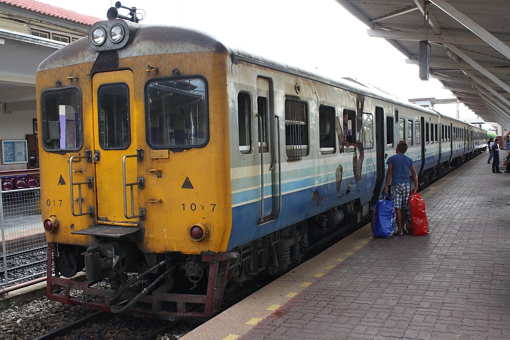 กซข.1017 (กซข. = BPD/Bogie Power Diesel Railcar With Driving Cab, Hitachi, Bauj. 1967) als letztes Fahrzeug des ORD 431 am 16.Juni 2011 abfahrbereit auf Gleis 2 im Bf.Nakhon Ratchasima. Scheibenwischer werden offensichtlich nicht bentigt.