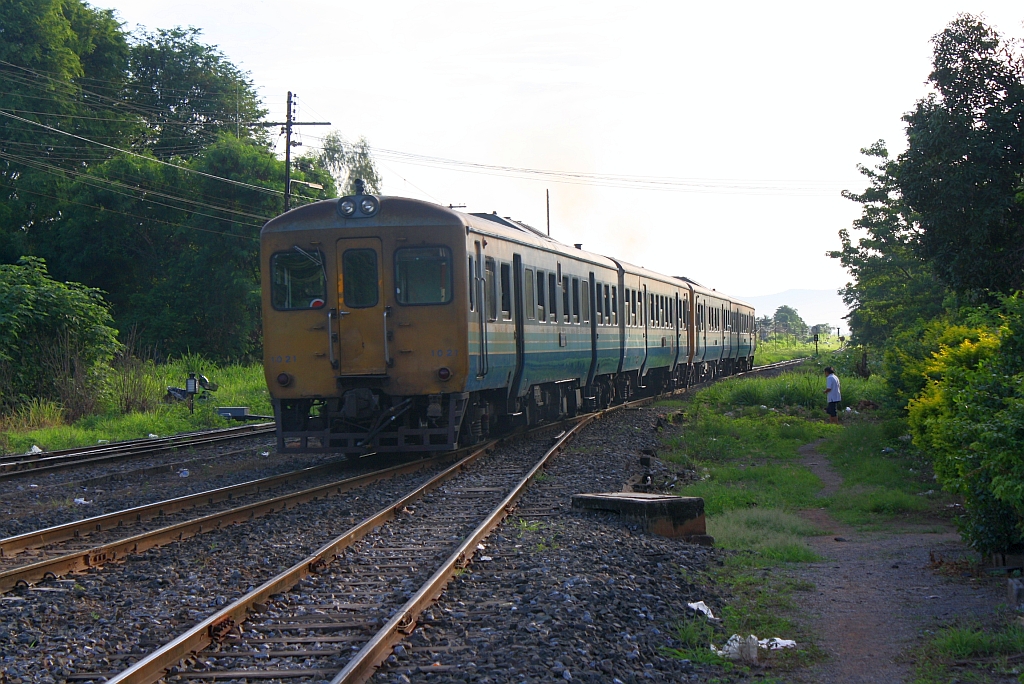 กซข.1021 (กซข. = BPD/Bogie Power Diesel Railcar With Driving Cab, Hitachi/Nippon Sharyo, Bauj. 1971) als letztes Fahrzeug des ORD 431 von Kaeng Khoi Junction nach Khon Kaen am 13.Juni 2011 bei der Ausfahrt aus der Pak Chang Station.