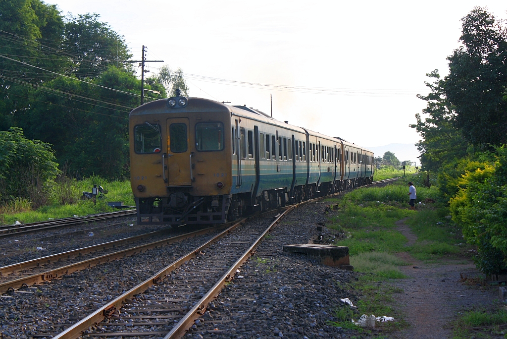 กซข.1021 (กซข. = BPD/Bogie Power Diesel Railcar With Driving Cab, Hitachi/Nippon Sharyo, Bauj. 1971) als letztes Fahrzeug des ORD 431 von Kaeng Khoi Junction nach Khon Kaen am 13.Juni 2011 bei der Ausfahrt aus dem Bf. Pak Chong.