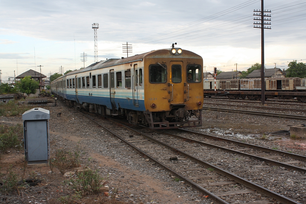 กซข.1021 (กซข. = BPD/Bogie Power Diesel Railcar With Driving Cab, Hitachi/Nippon Sharyo, Bauj. 1971) am 13.Juni 2011 bei der Einfahrt auf Gleis 2 im Bf.Nakhon Ratchasima.