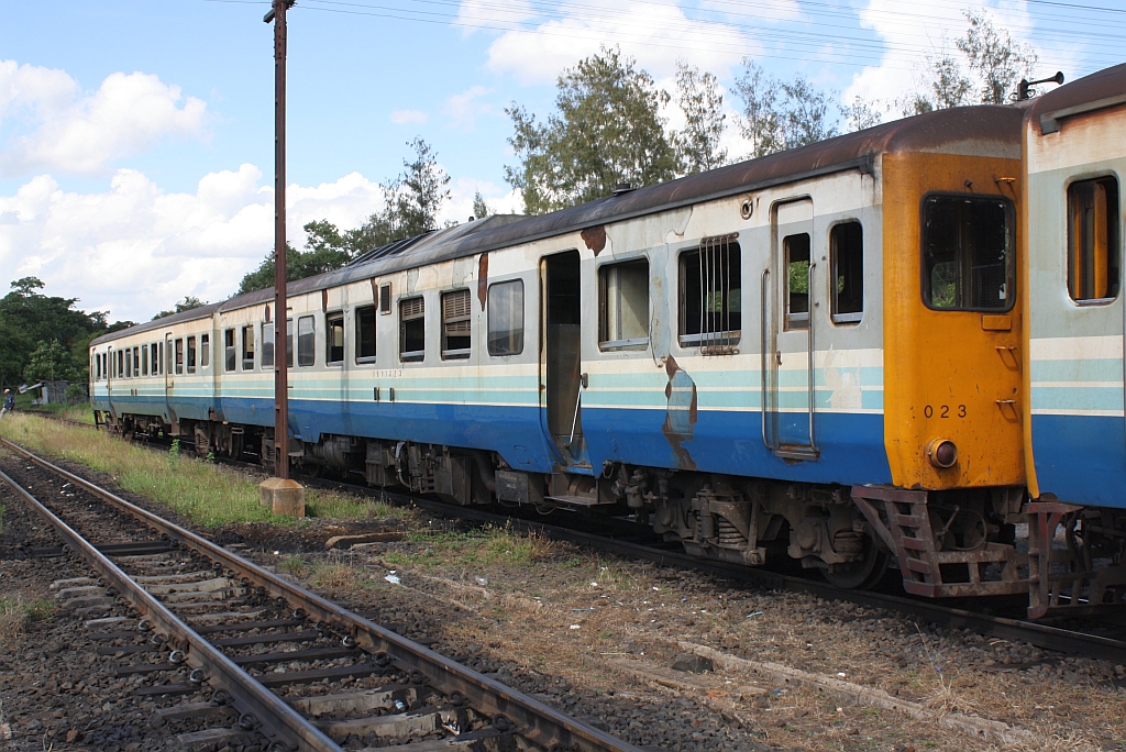 กซข.1023 (กซข. = BPD/Bogie Power Diesel Railcar With Driving Cab, Hitachi/Nippon Sharyo, Bauj. 1971) whrend der Wendepause auf den ORD 422 am 15.Juni 2011 auf Gleis 2 im Bf. Ubon Ratchathani.

