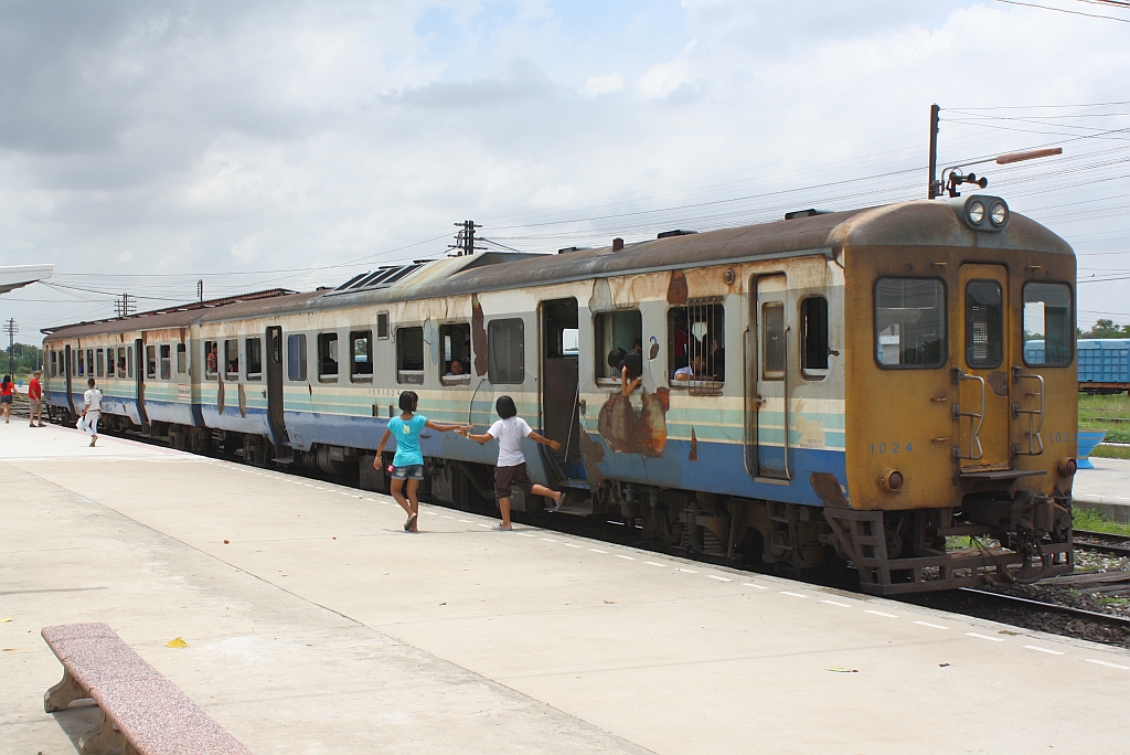 กซข.1024 (กซข. = BPD/Bogie Power Diesel Railcar With Driving Cab, Hitachi/Nippon Sharyo, Bauj. 1971) am 18.Juni 2011 als ORD 434 nach Kaeng Khoi Jn. auf Gleis 1 des Bf. Bua Yai Junction.