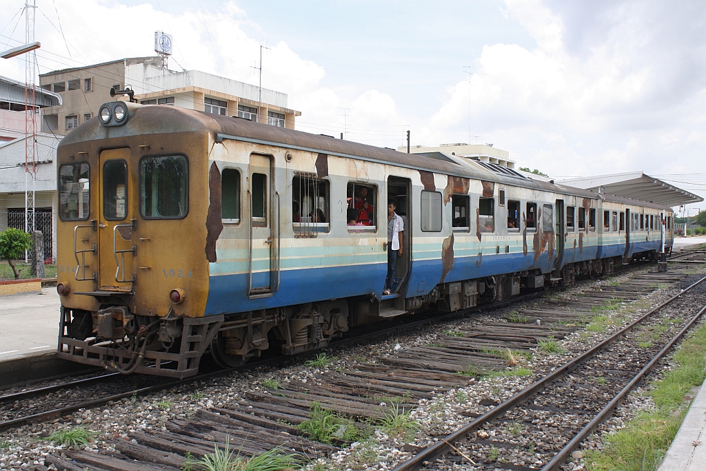 กซข.1024 (กซข. = BPD/Bogie Power Diesel Railcar With Driving Cab, Hitachi/Nippon Sharyo, Bauj. 1971) am 18.Juni 2011 als ORD 434 nach Kaeng Khoi Jn. auf Gleis 1 des Bf. Bua Yai Junction.

