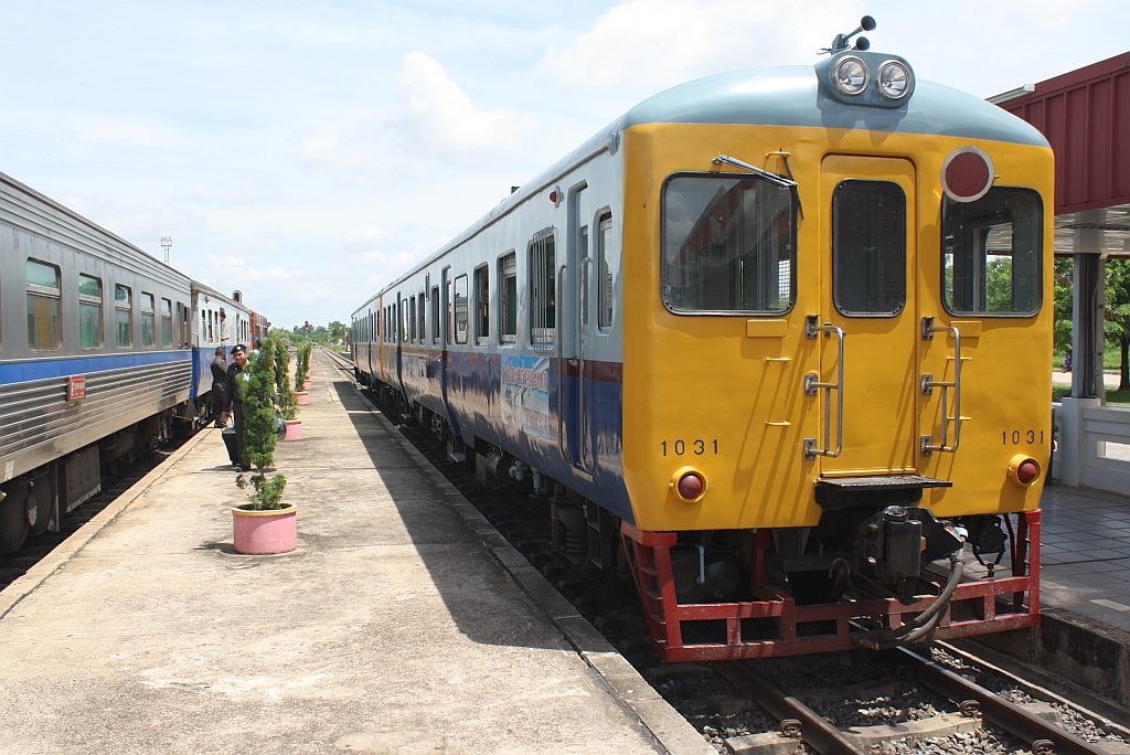 กซข.1031 (กซข. = BPD/Bogie Power Diesel Railcar With Driving Cab, Hitachi/Nippon Sharyo, Bauj. 1971) am 17.Juni 2011 als abfahrbereiter Zug 913 im Bf. Nong Khai.