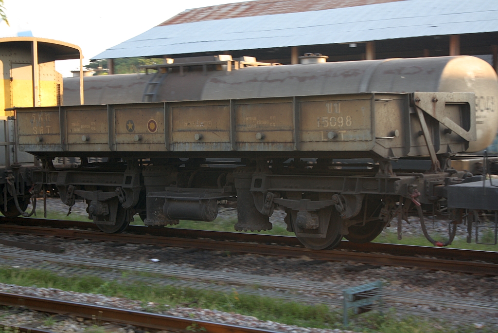 ข.ข.15098 (ข.ข. =L.T./Low-Sided Tipping Wagon) am 06.Jänner 2011 im Bf. Nakhon Lampang. 1969 wurden 50 Wagen der Type L.T. mit der Nummerngruppe 15051-15100
von Taiwan an die SRT geliefert.
