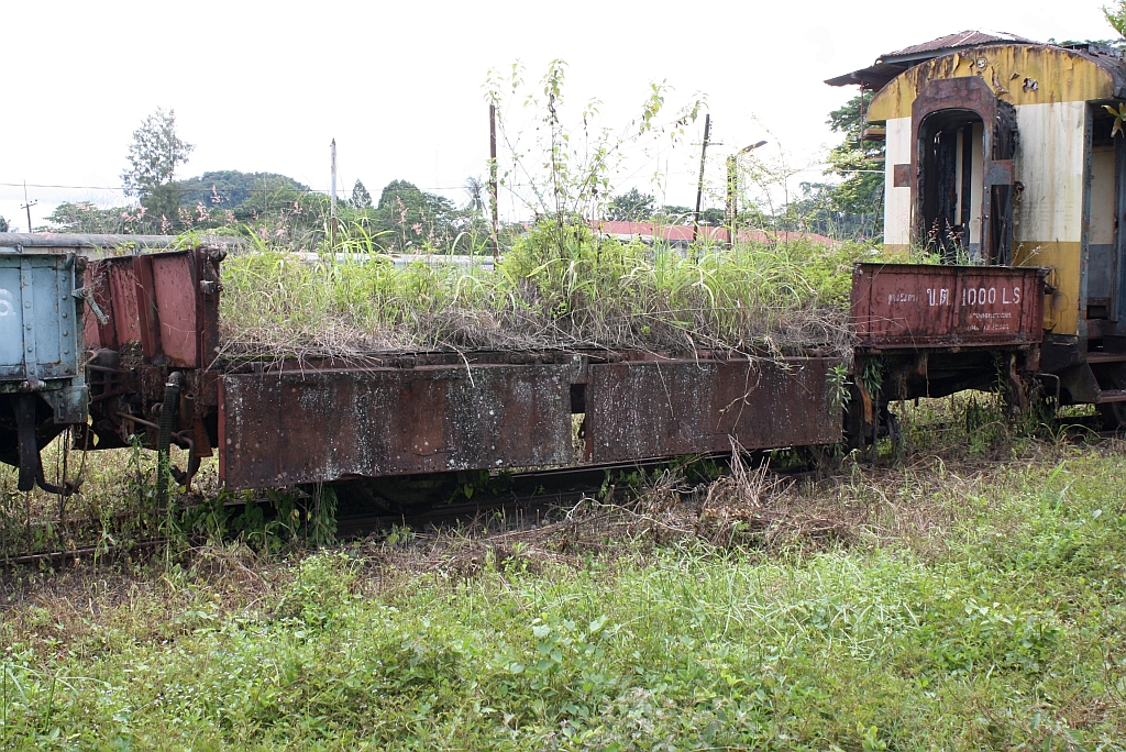 ข.ต.1000 (ข.ต. =L.S./Low Sided Wagon), gebaut 1938 in Japan, dürfte schon länger im Depot Thung Song stehen. Bild vom 24.August 2011.