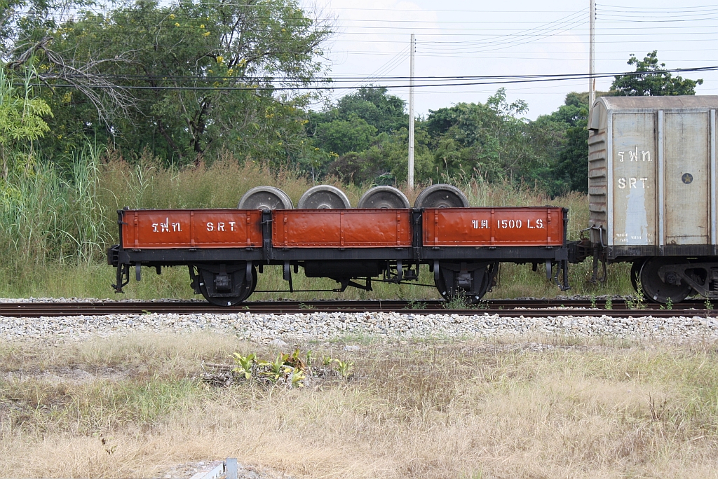 ข.ต.1500 (ข.ต. =L.S./Low Sided Wagon), gebaut 1953 in Japan, am 04.November 2012 im Bf. Sila At.