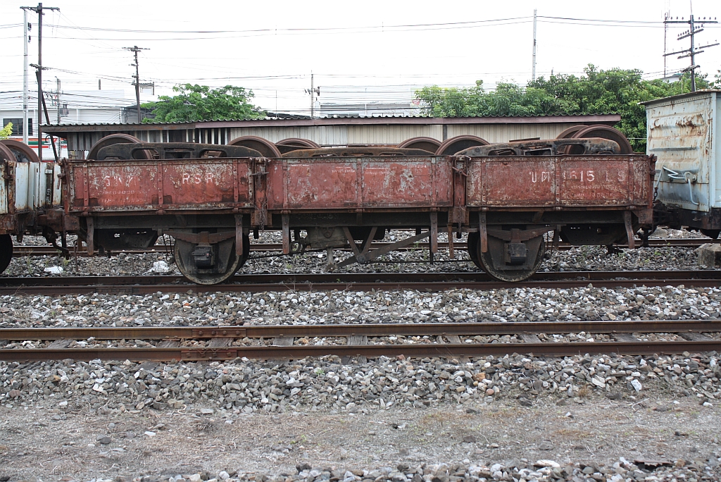 ข.ต.1615 (ข.ต. =L.S./Low Sided Wagon) am 13.Juni 2011 im Bf. Nakhon Ratchasima.