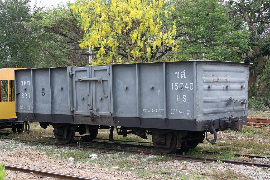 ข.ส.15040 (ข.ส. =H.S./High Sided Wagon), gebaut 1966 von Nippon Sharyo in Japan, am 11.März 2012 im Bf. Kanchanaburi.