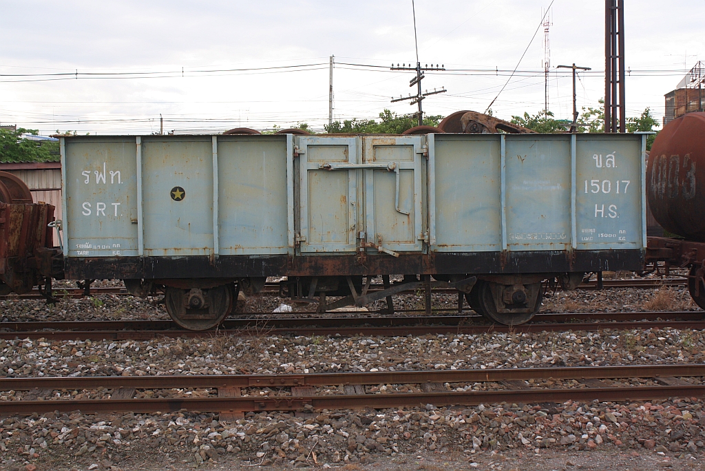 ข.ส.15043 (ข.ส. =H.S./High Sided Wagon), gebaut 1966 von Nippon Sharyo in Japan, am 13.Juni 2011 im Bf. Nakhon Ratchasima.