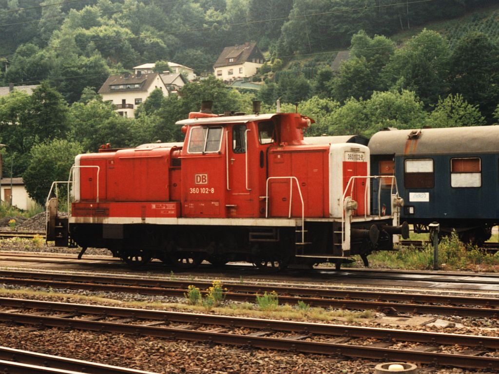 360 120-8 auf Bahnhof Finnentrop am 18-7-1996. Bild und scan: Date Jan de Vries.