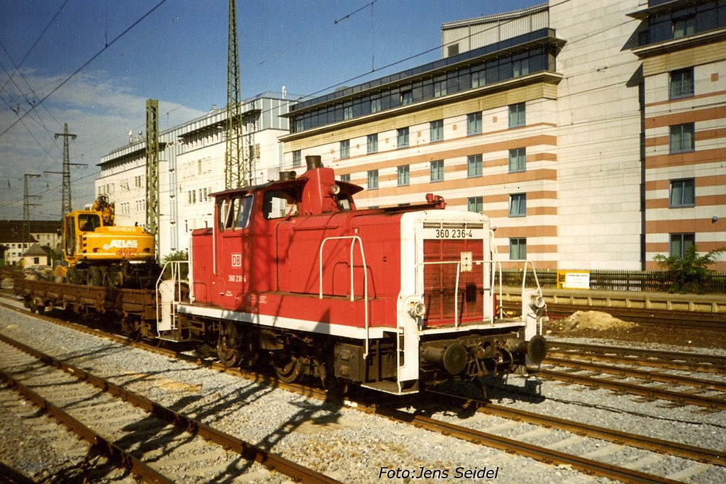 360 236-4 mit Arbeitszug am 07.09.1998 in Nrnberg Hbf.