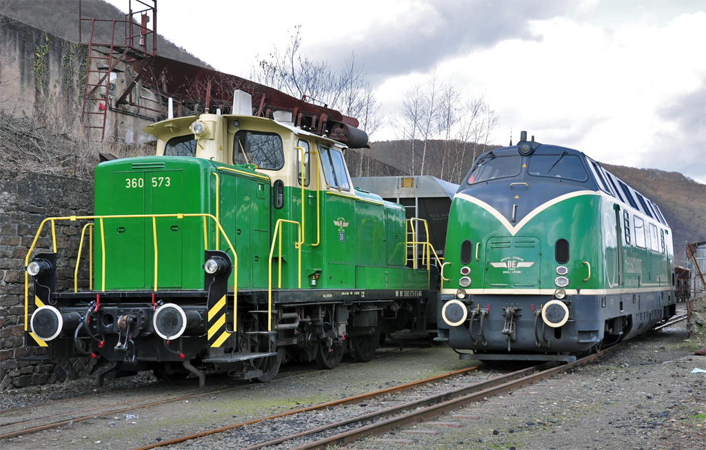 360 573-0 (Nr. D 6 der B.E.G.) und V 220 in Brohl 02.04.2010