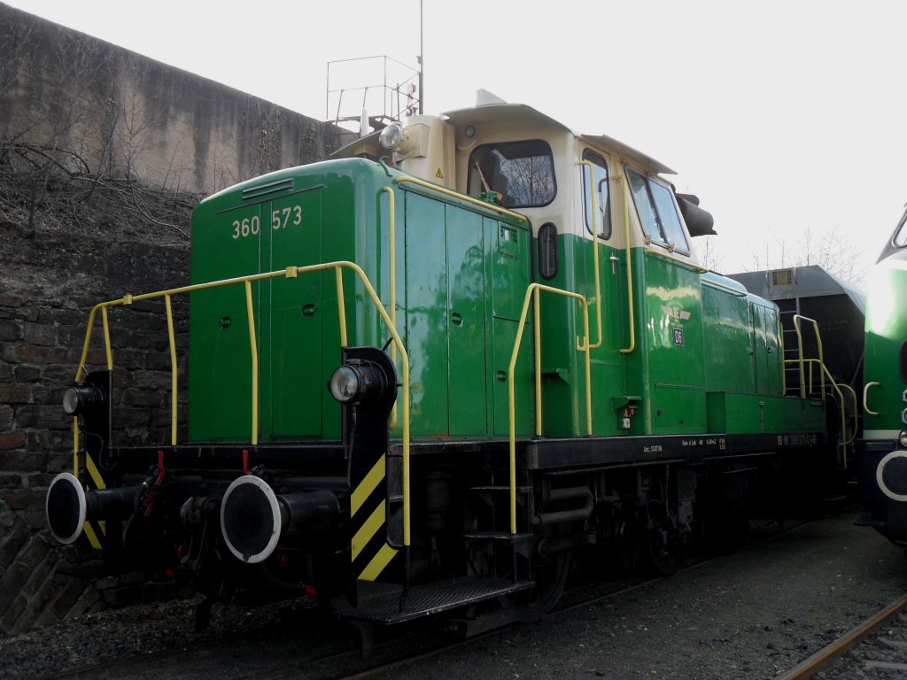 360 573 der Brohltalbahn,eine ehemalige V60,im Umlandebahnhof in Brohl am 2.4.10.