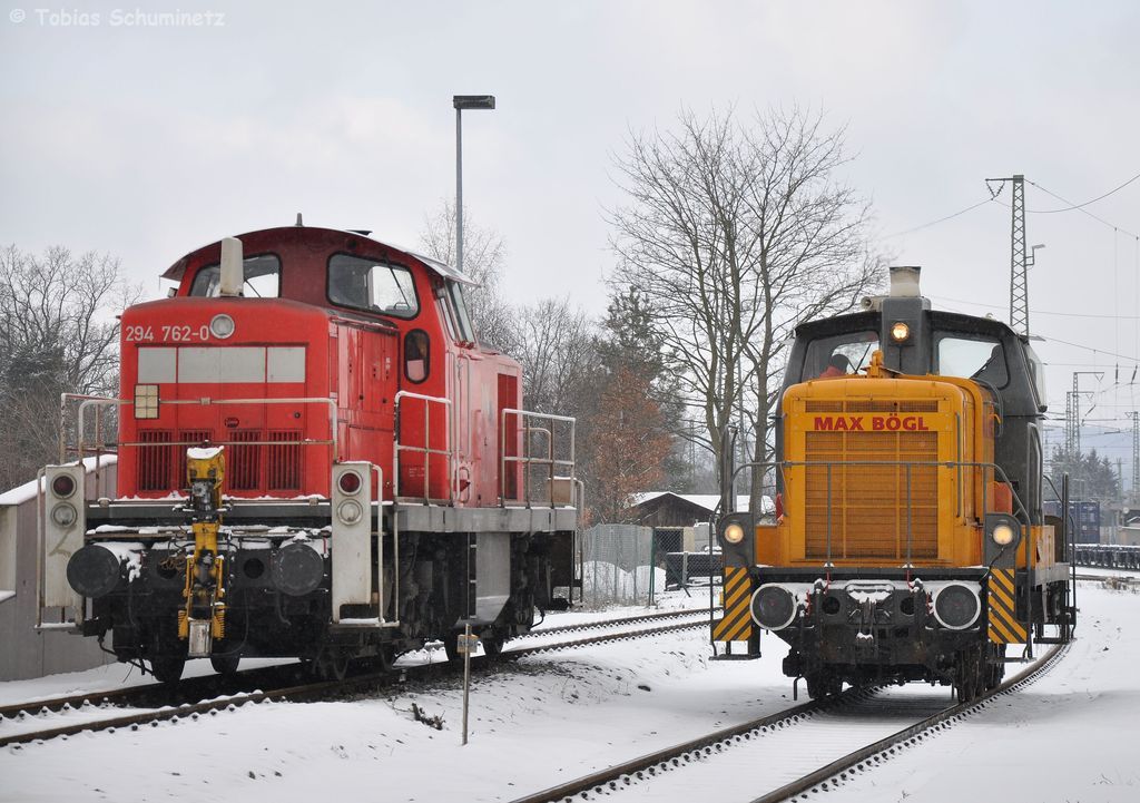 360 608 (98 80 3360 608-4 D-BOEG) neben der abgestellten 294 762 (98 80 3294 762-0 D-DB) am 09.02.2013 in Neumarkt/Opf.