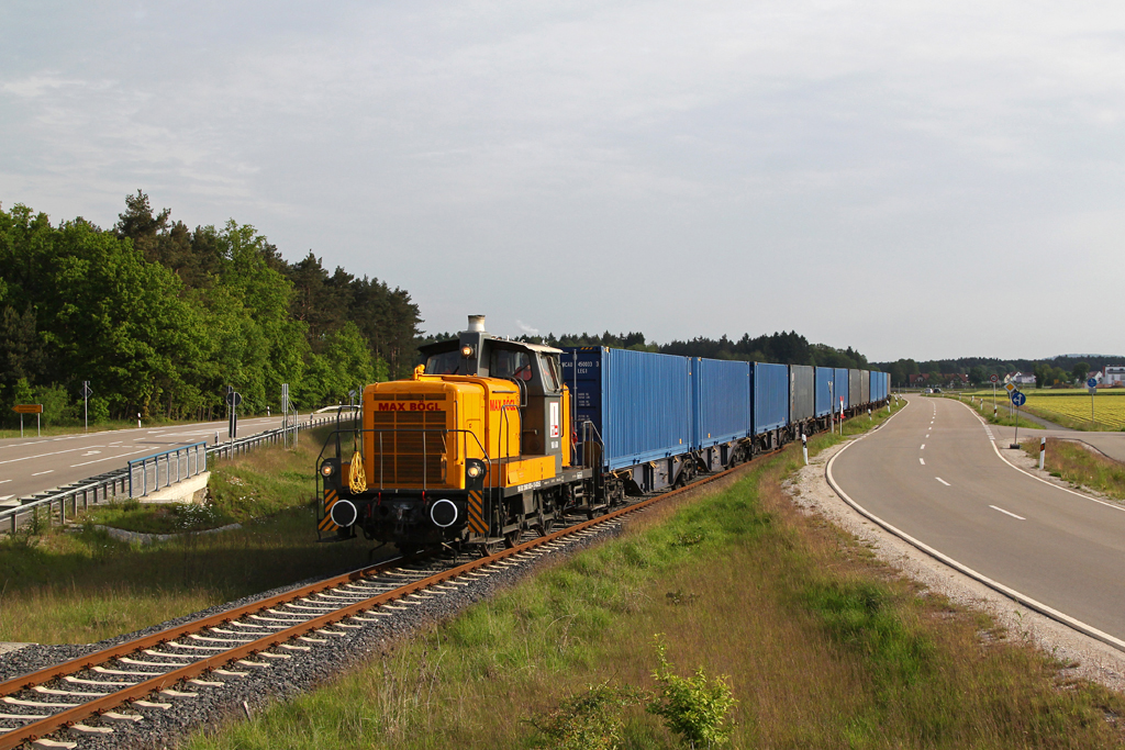 360 608 befrdert am 19.05.2012 einen Containerzug von Neumarkt (Oberpfalz) nach Sengenthal, hier kurz vor dem Ziel.