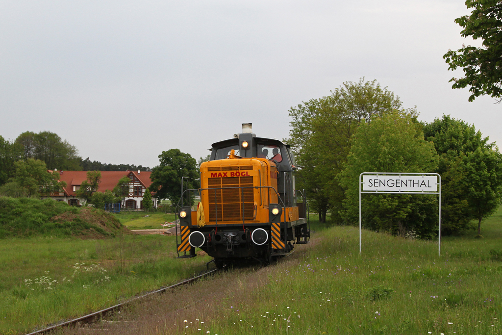 360 608 fhrt am 19.05.2012 auf der Nebenbahn Sengenthal – Neumarkt (Oberpfalz) kurz nach Sengenthal.