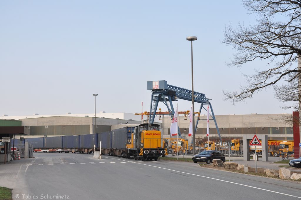 360 608 von Max Bgl schiebt den ersten Teil des Tchibo Containerzuges in das Max Bgl Werk zum Abladen. Sengenthal am 24.03.2012
