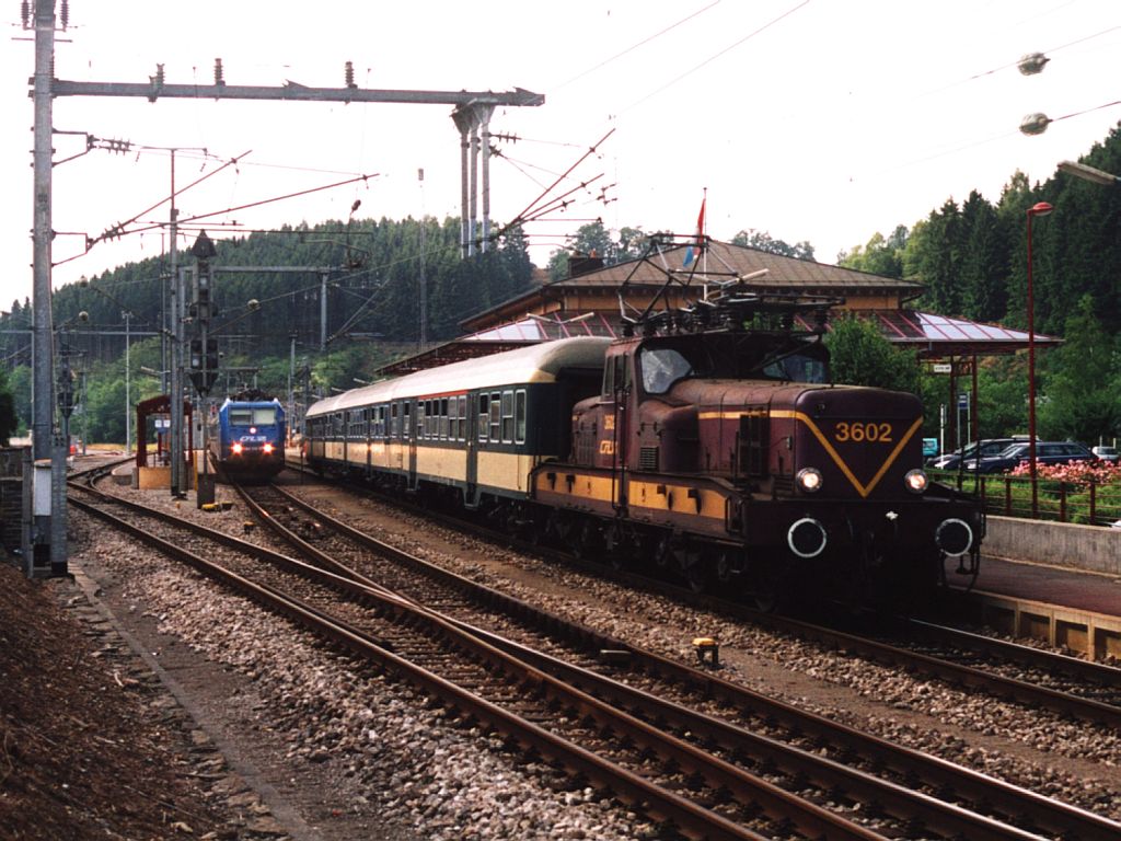 3602 mit IR 3741 Troisvi�rges-Luxembourg auf Bahnhof Troisvi�rges am 22-7-2004. Bild und scan: Date Jan de Vries.