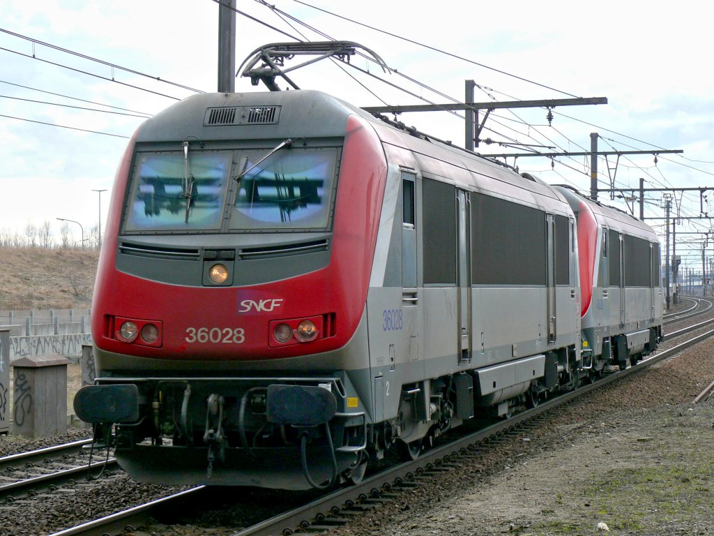 36028 und 36023 der SNCF auf dem Weg zum Antwerpener Hafen, hier bei der Durchfahrt in Antwerpen-Noorderdokken. Aufgenommen am 20/03/2010.
