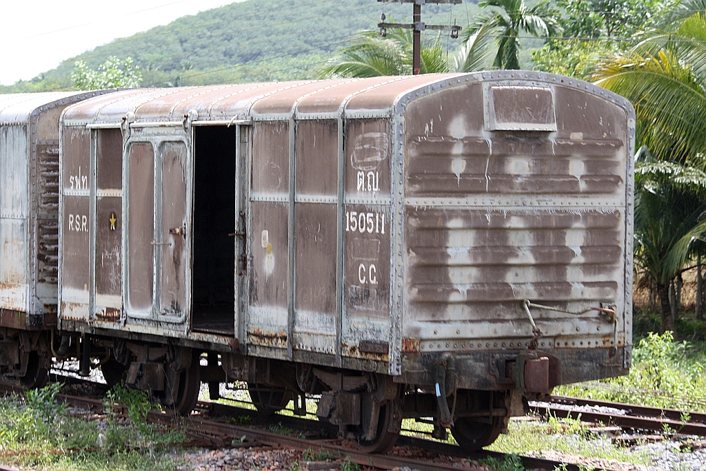 ต.ญ.150511 (ต.ญ.=C.G./Covered Goods Wagon) im Bf. Khao Chum Thong Junction am 27.Oktober 2010. Obwohl die Umbenennung in S.R.T.(State Railway of Thailand) vor mehr als 50 Jahren erfolgte, trägt dieser Wagen noch die alte Bahnbezeichnung R.S.R. (Royal Siam Railway).